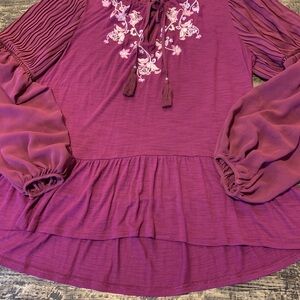 White House Black Market beautiful top. Large